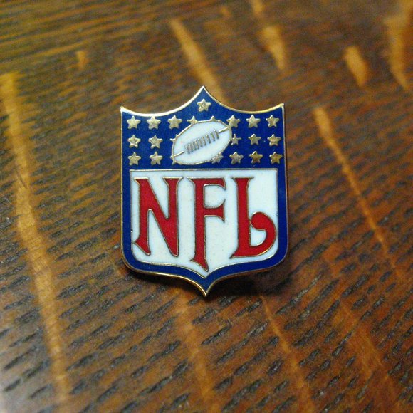 🏈 NFL Sports Vintage 1992 Lapel Pin - Picture 1 of 4